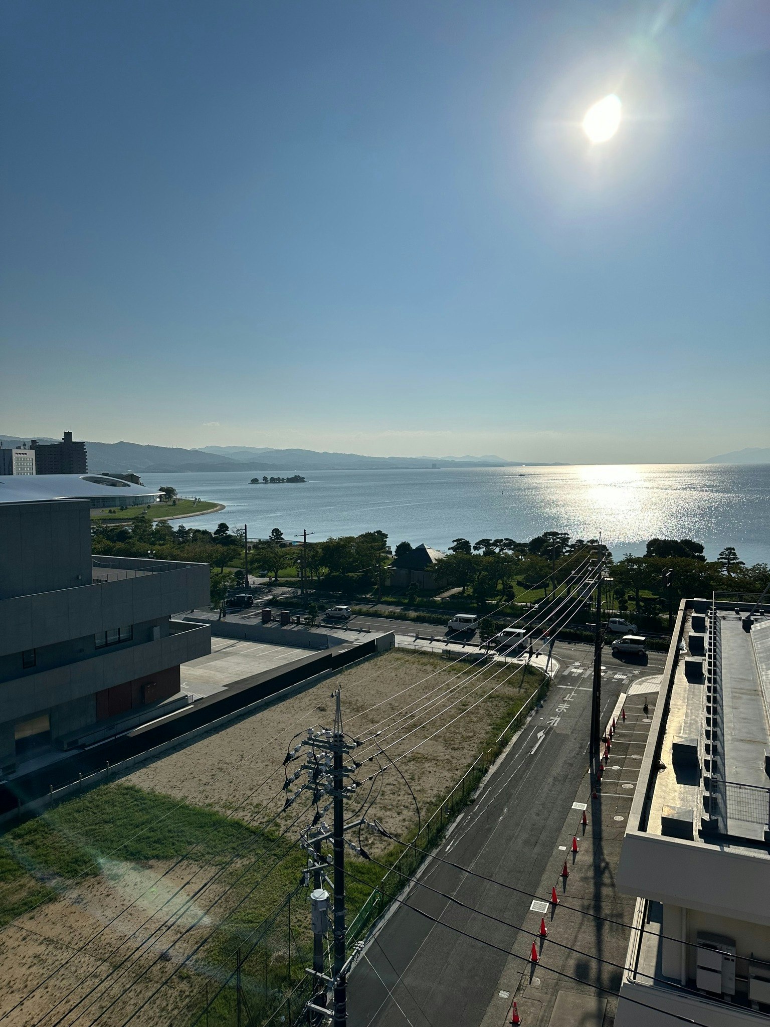 ☆宍道湖が一望できる眺望・最上階の広々リビングスペース・80型の大型TV完備